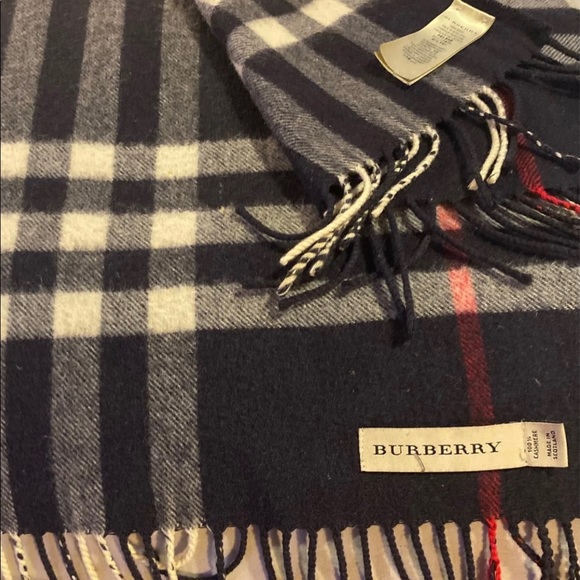 Burberry cashmere scarf - Picture 3 of 10